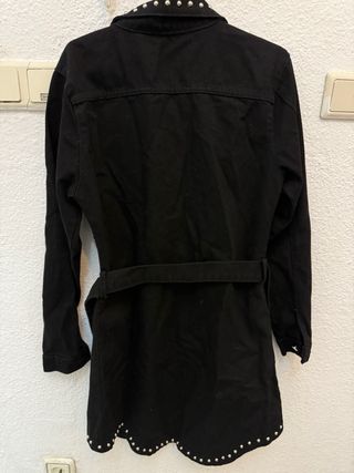 Chaqueta vaquera negra con tachuelas