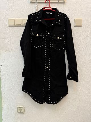 Chaqueta vaquera negra con tachuelas