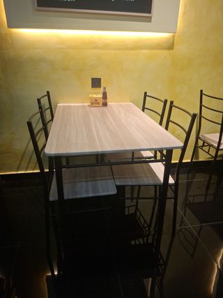 Mesa y 4 Sillas Comedor( hay 6 packs)