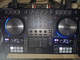 Traktor Kontrol S4 MK3 con soporte carátula vinilo