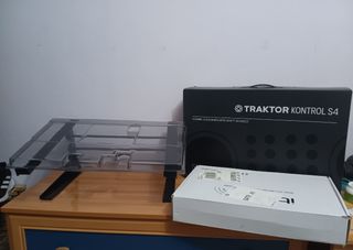 Traktor Kontrol S4 MK3 con soporte carátula vinilo