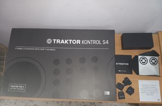 Traktor Kontrol S4 MK3 con soporte carátula vinilo
