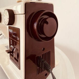 Máquina de coser PFAFF hobby 750