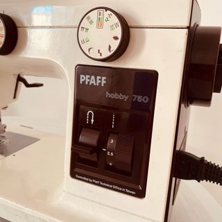 Máquina de coser PFAFF hobby 750