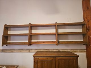 Estantería de madera rústica