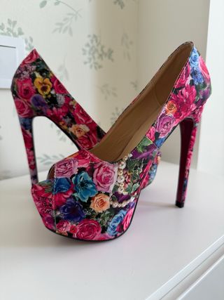 Zapatos de tacón con estampado floral