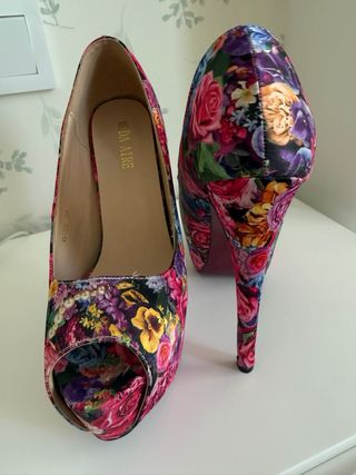 Zapatos de tacón con estampado floral