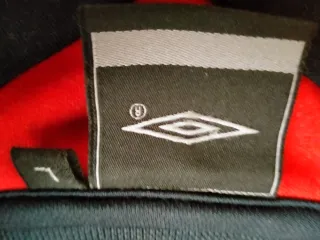 Camiseta Umbro Roja y Negra