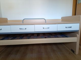 Cama nido con dos camas y cajones.