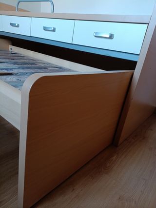 Cama nido con dos camas y cajones.