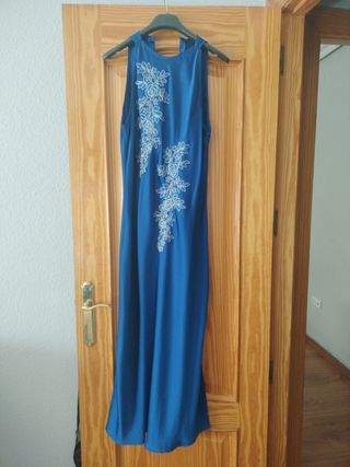 Vestido azul con bordado floral