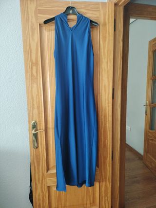 Vestido azul con bordado floral