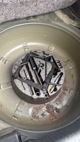 Rueda de repuesto y gato de coche. 