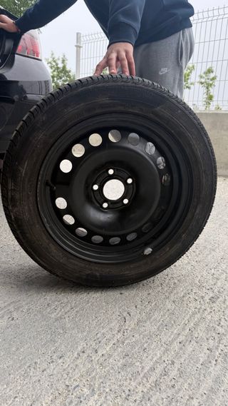 Rueda de repuesto y gato de coche.