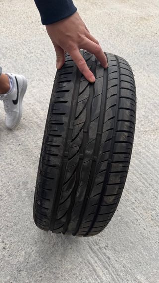 Rueda de repuesto y gato de coche.