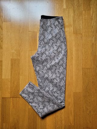 Pantalón estampado serpiente Zara