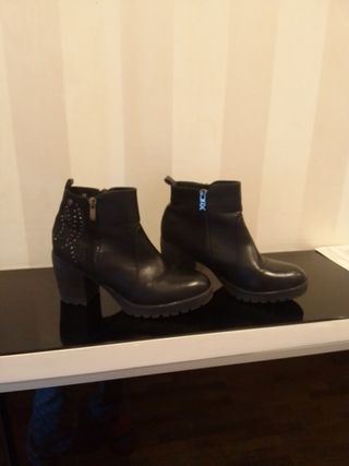 Botines XTI Negros con Tachuelas