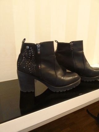 Botines XTI Negros con Tachuelas
