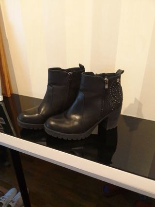 Botines XTI Negros con Tachuelas
