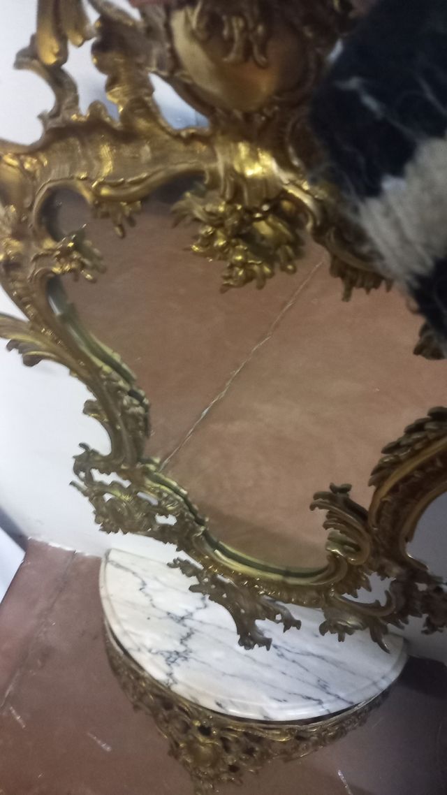 Espejo antiguo marco de metal y sobremesa a pared