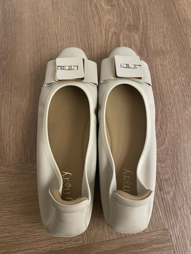 Bailarinas beige con detalle dorado