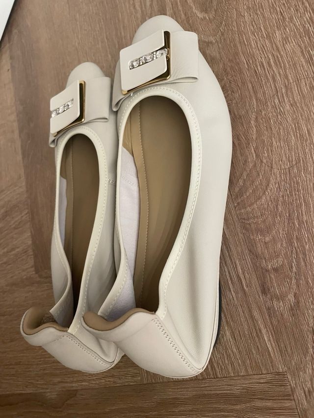 Bailarinas beige con detalle dorado