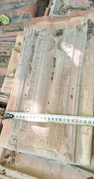 Tejas planas antiguas de barro