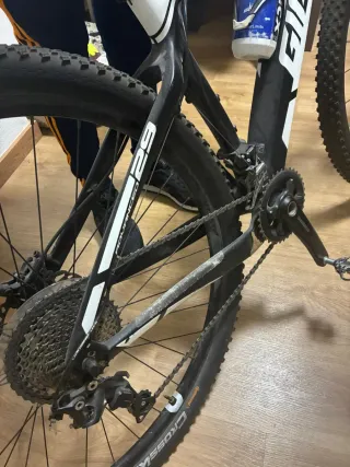 Bicicleta de Montaña Giant Carbono.