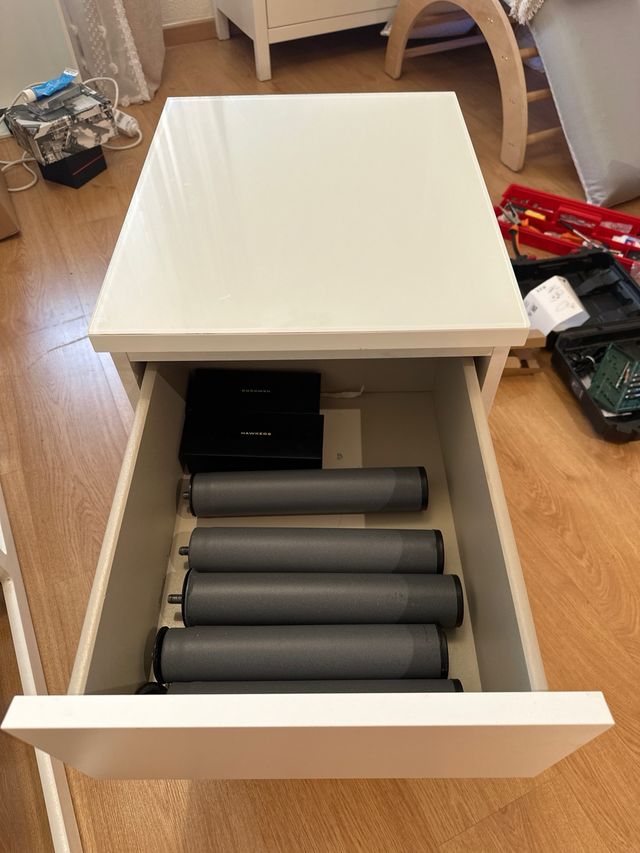 Mesitas de noche beige y blancas