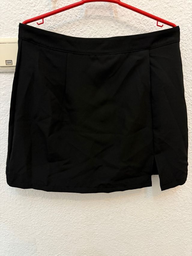 Falda negra corta