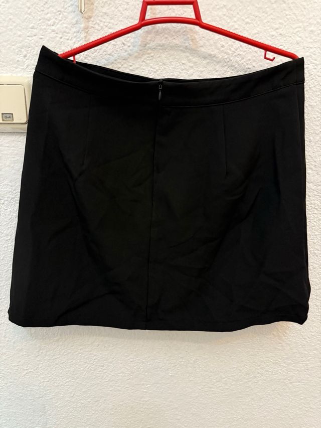 Falda negra corta