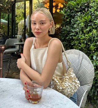 Bolso Zara conchas beige y dorado