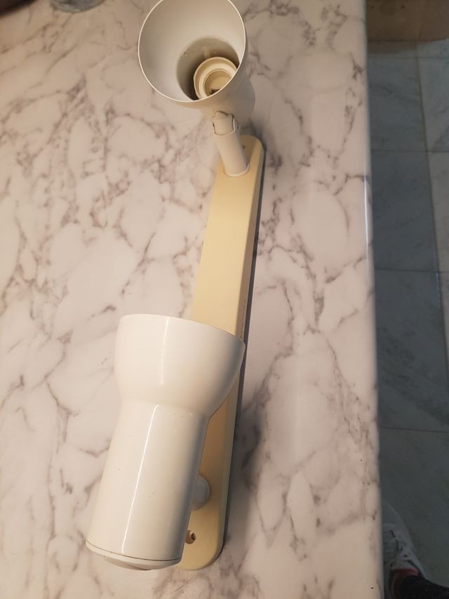 Focos blancos de plástico