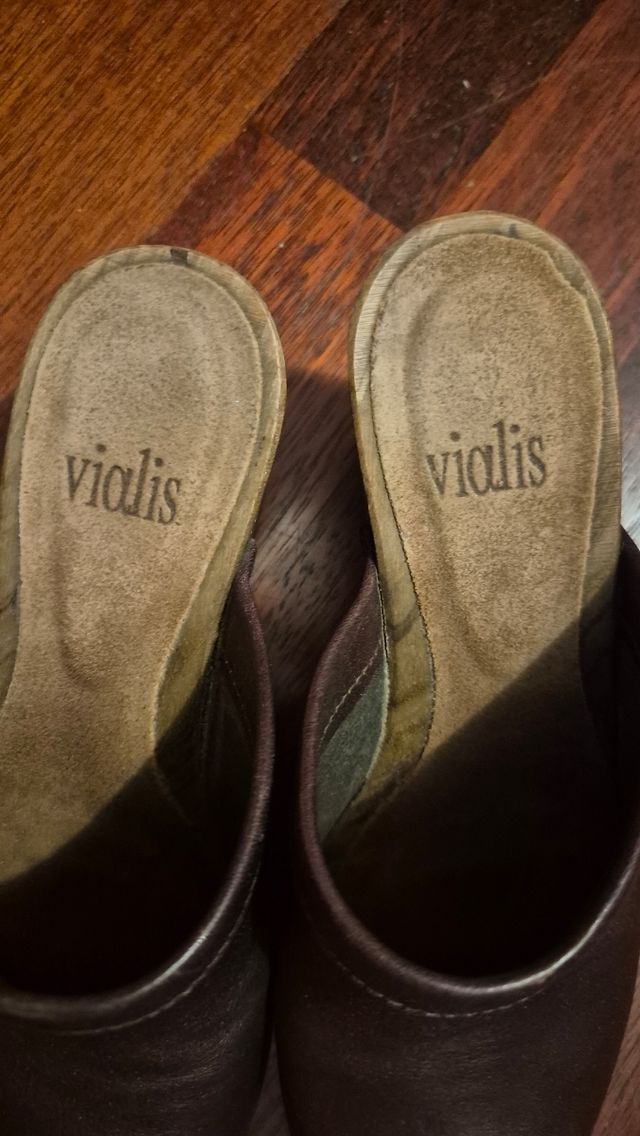 Zuecos Vialis Marrones