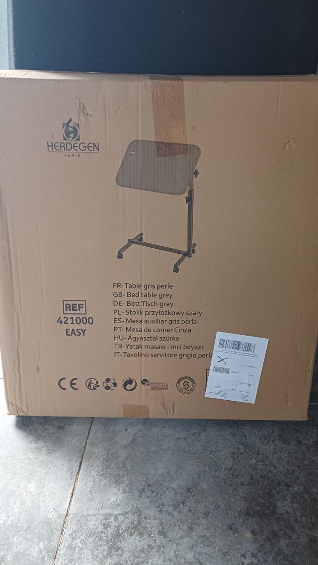 Mesa auxiliar gris con ruedas