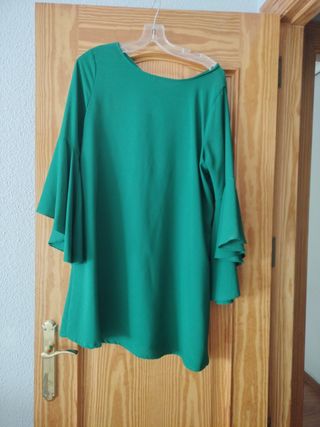 Vestido verde botella con mangas acampanadas