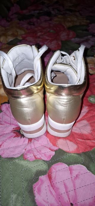 Mocassini con zeppa oro e bianchi