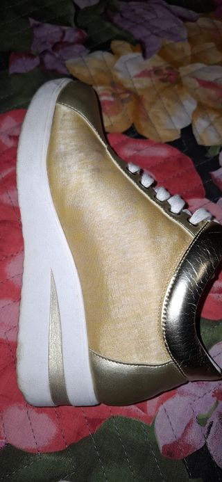 Mocassini con zeppa oro e bianchi