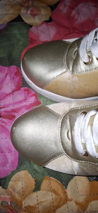 Mocassini con zeppa oro e bianchi