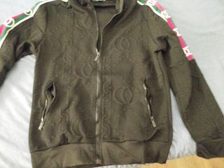 Chaqueta negra con capucha hombre