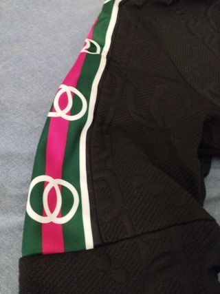 Chaqueta negra con capucha hombre