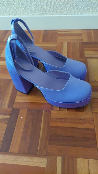 Zapatos morados de plataforma con tira