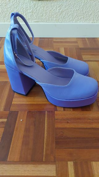 Zapatos morados de plataforma con tira