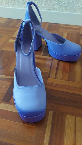 Zapatos morados de plataforma con tira