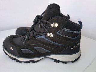 Botas montaña y senderismo niño Quechua negras.