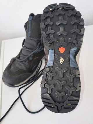 Botas montaña y senderismo niño Quechua negras.