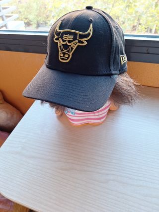 Gorra Chicago Bulls New Era Negra y  dorado.