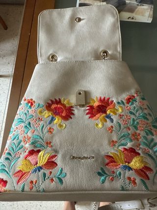 Mochila Desigual bordada floral beige