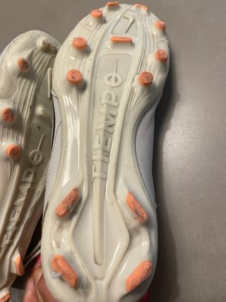 Zapatillas de fútbol Nike blancas y rosas