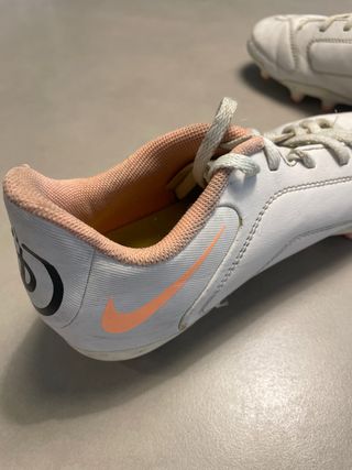 Zapatillas de fútbol Nike blancas y rosas